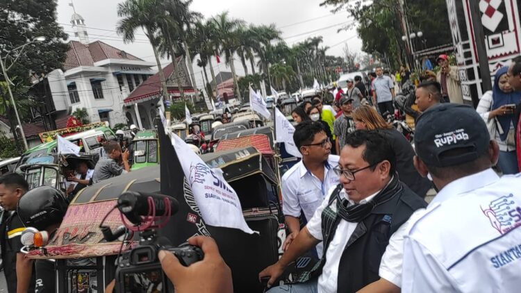 HPN 2023: Ekspedisi Geopark Kaldera Toba SMSI Disambut Puluhan Becak BSA Siantar