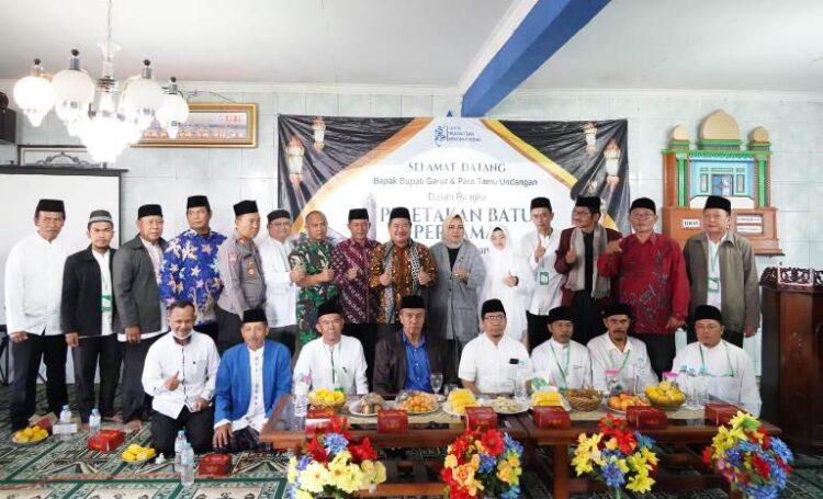 Bupati Garut Lakukan Peletakan Batu Pertama Pembangunan Masjid Jami Hujung