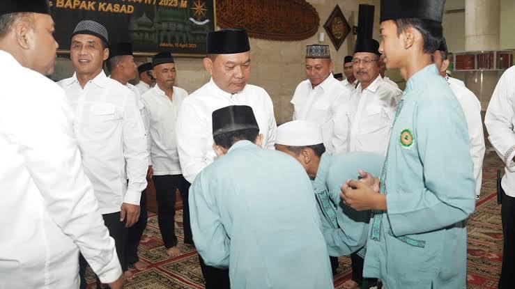 KASAD Jenderal Dudung Beri Ceramah Nuzulul Qur’an dan Jadi Imam Shalat Tarawih di Pusbekangad