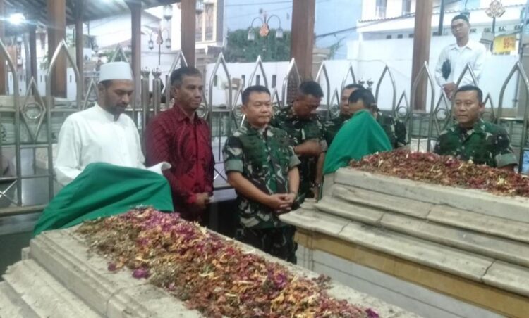 Jenderal Dudung Ziarah ke Makam Sunan Giri dan Jadi Imam Salat Magrib di Masjid Syekh Maulana Malik Ibrahim