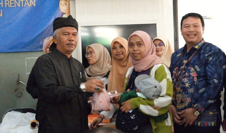 Kepala BKKBN Jabar Dan Sekda Garut Tinjau Penyaluran Bantuan Di Kabupaten Garut