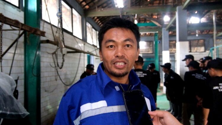 Puluhan Peserta Bimtek Juleha Praktekkan Sembelih Hewan Di RPH Ciawitali Garut