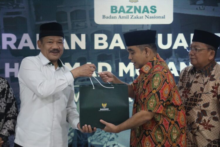 Sekjen Gerindra Serahkan Dana Bantuan Hasil Lelang Sapi Miliknya ke Baznas untuk Palestina