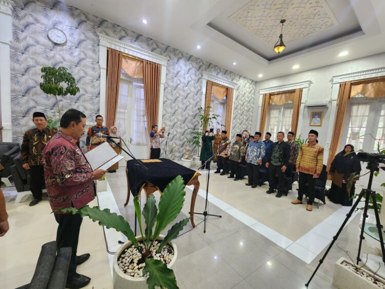 Pj Bupati Garut Lantik Anggota Dewan Pendidikan Kabupaten Garut Periode 2025-2030