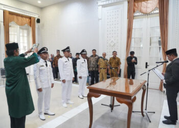 Lantik 3 Kepala Desa PAW, Bupati Garut Ingatkan Pentingnya Gotong Royong di Tengah Keterbatasan