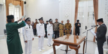 Lantik 3 Kepala Desa PAW, Bupati Garut Ingatkan Pentingnya Gotong Royong di Tengah Keterbatasan